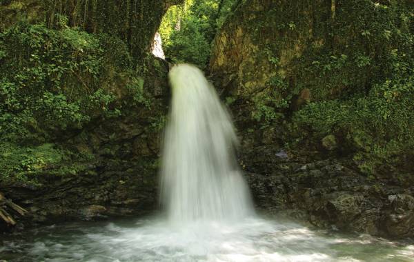 Naturschutzgebiet Lagodechi Rotscho-Wasserfall; Wasserfälle & Schwarze Felsen