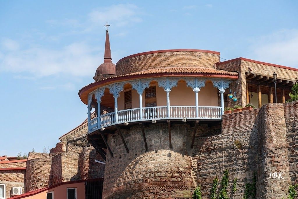 Daredschani‑Palast in Tbilissi mit traditioneller Holzveranda, blauer Balkonbrüstung und historischem Mauerwerk